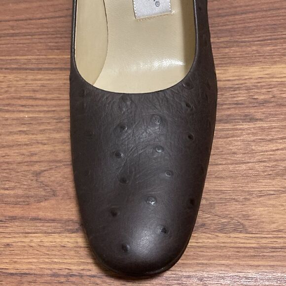 Etienne Aigner NWOT Dreamer Brown Ostrich Embossed Leather Pumps. Size 8.5 M. - Picture 3 of 8